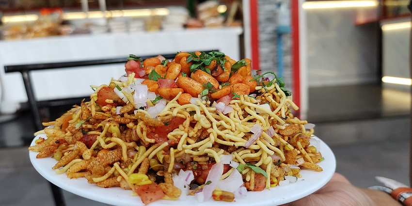 Crispy puffed rice mixed with tangy tamarind chutney makes Bhelpuri, which is a famous to eat in Mumbai
