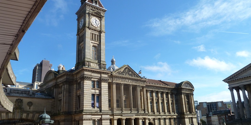 The grand entrance of the Birmingham Museum and Art Gallery with ornate Edwardian Baroque architecture, one of the historical places in Birmingham.
