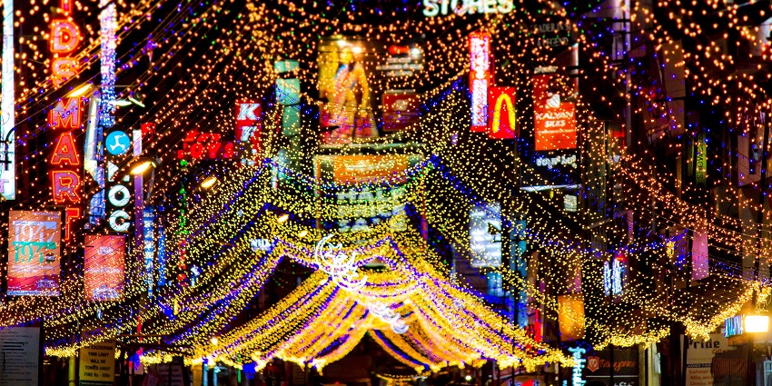 A bustling street market at night is a reason why Bangalore is famous for its lively aura.