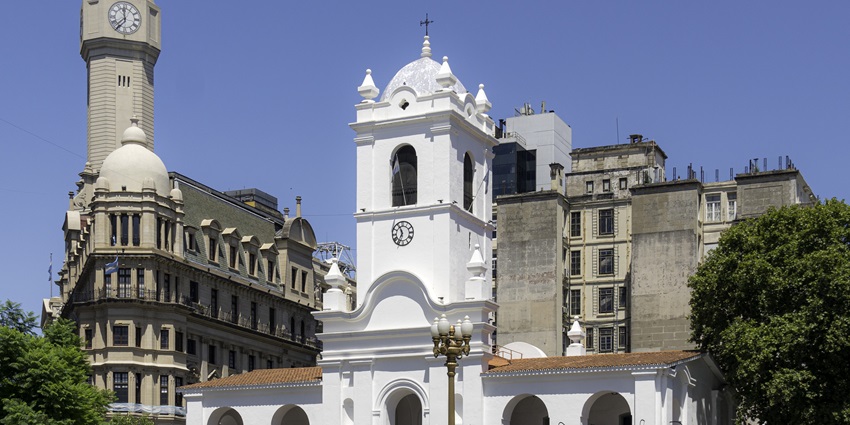 White colonial-style building of the Cabildo, with arched portico and bell tower.