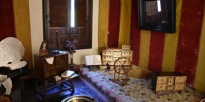 Cervantes Birthplace Museum with clothes hanging on the wall and a mirror on the wall