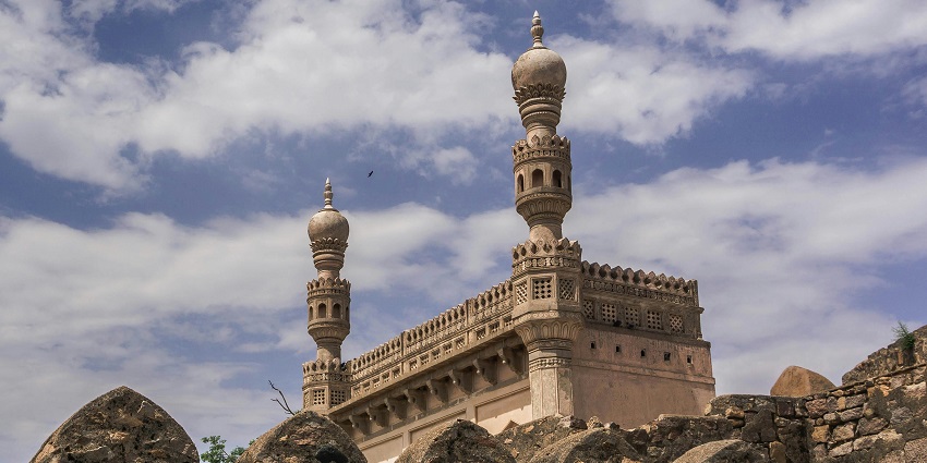 Charminar, city’s iconic symbol, on the list of places what to see in Hyderabad in one day