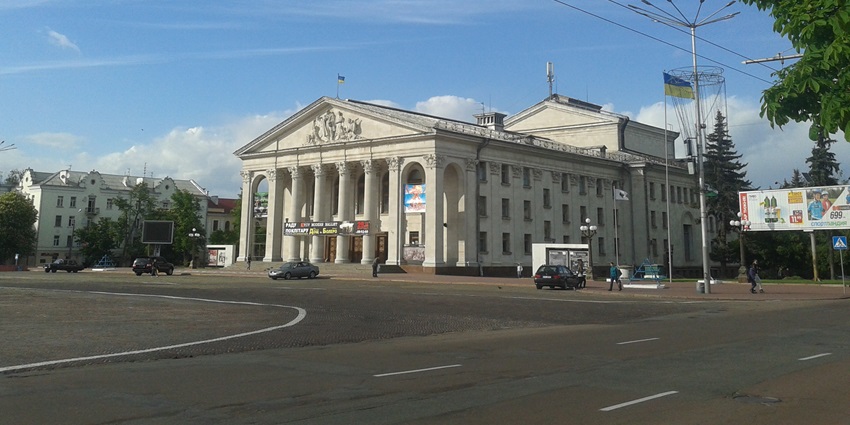 An image of the exterior of a historical museum in Chernihiv, one of the best historical places in Ukraine.