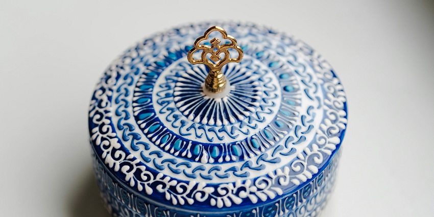 Elegant Delftware ceramics in blue and white, featuring intricate Dutch patterns and designs, one of the popular things to buy in Netherlands.
