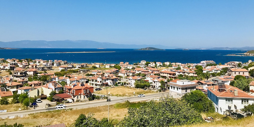 A cultural and culinary hotspot with Greek-style houses, seafood taverns, and a peaceful coastline.