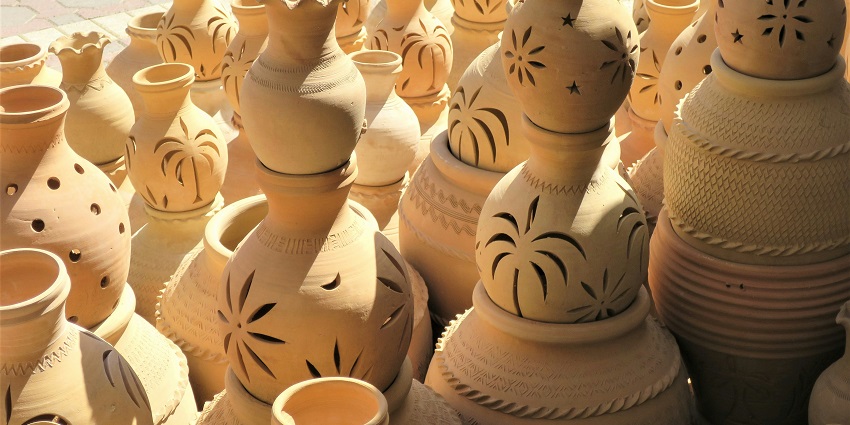 Clay pot souvenir – a traditional item famous to buy in Kolkata markets
