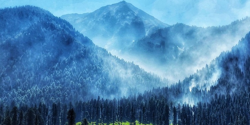 Daringbadi in Odisha is surrounded by lush green mountains and misty clouds.