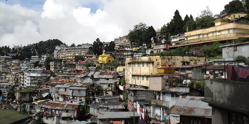 Foggy winter morning in Darjeeling with icy winds, misty hills, and a peaceful atmosphere.
