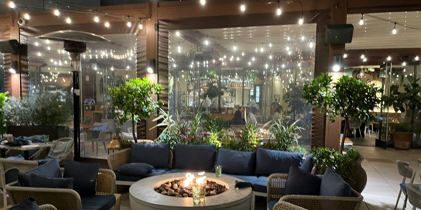 Savor stunning views and rich cuisines at Agra’s finest rooftop restaurants, perfect for dining.