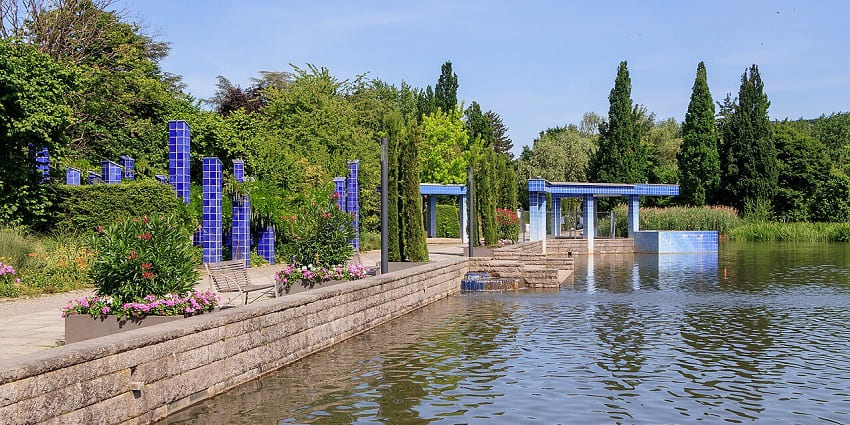 Colourful blue-tiled structures and lush greenery enhance the serene setting of Buchtzig.