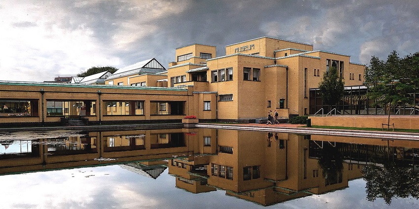 View a striking collection of modern and contemporary art housed in a masterpiece of Art Deco architecture.