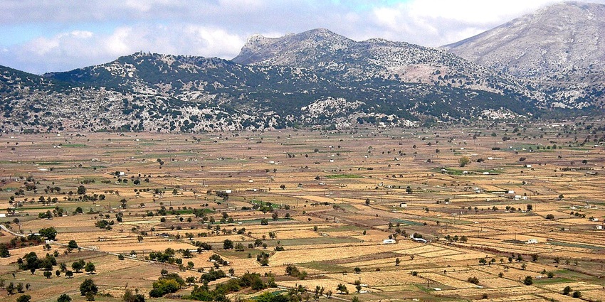Tour windmill-dotted fields and descend into the mythical cave said to be Zeus’s birthplace.