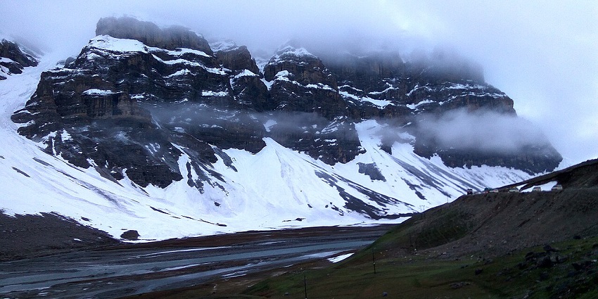 Snow-covered Dras valley, the gateway to Ladakh, is famous for its cold desert climate.