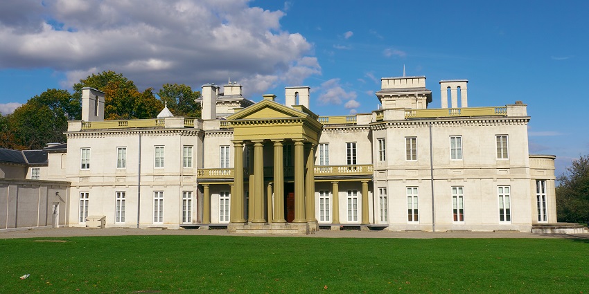 A grand neoclassical mansion, Dundurn Castle, with tall green columns, monument in Canada.