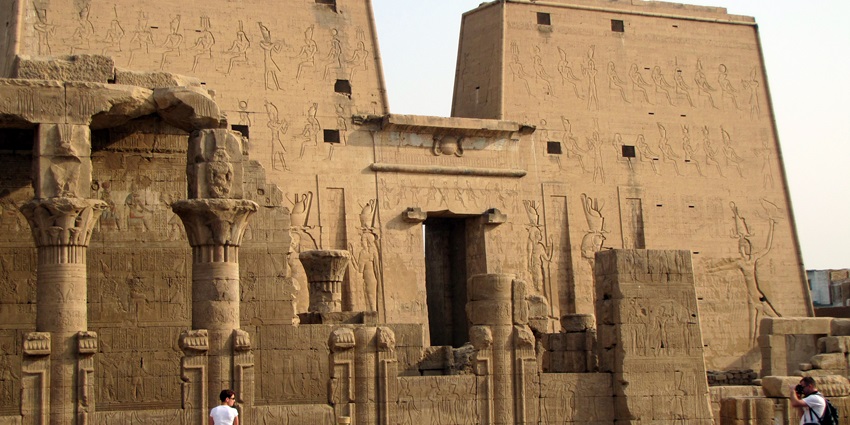Well-preserved Ptolemaic temple dedicated to Horus with towering gateways and carved reliefs near the Nile.