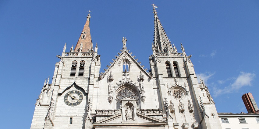 Église Saint-Nizier with detailed Christian architecture & carvings, statues and a cross on the top