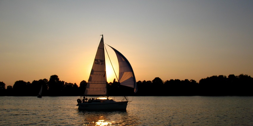 Things to do in Riviera Maya, Mexico, include sailing along the Caribbean coast.