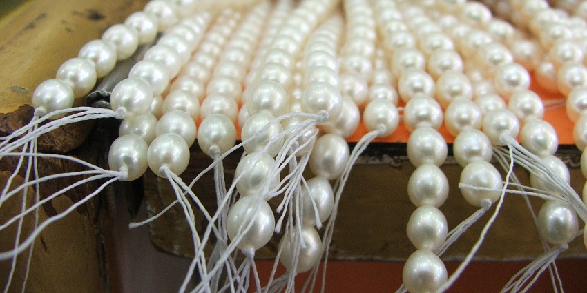 Stores at Laad Bazar, Charminar, Hyderabad sell quality pearl necklaces.