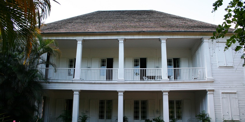 Front view of Château Bel Air with symmetrical façade, arched windows, and stone steps.
