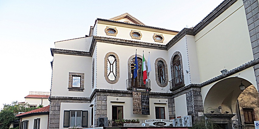 Watch traditional Neapolitan music or theater for an authentic taste of Sorrento’s culture.