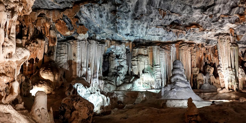 Things to do in Western Cape include touring vast limestone chambers and stalactites.
