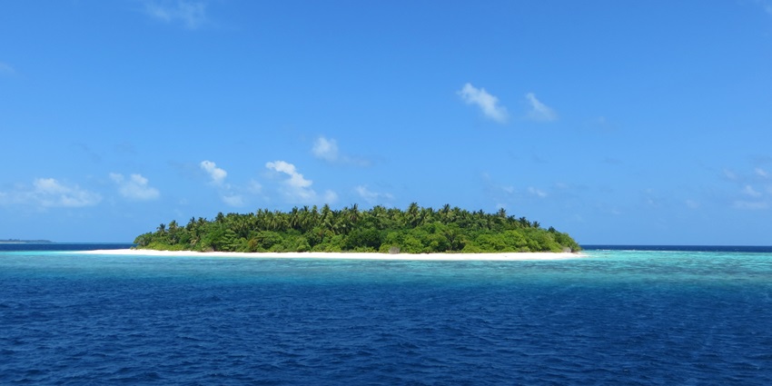 The majestic blue waters of the Fehendhoo Island in Baa Atoll to visit in Maldives