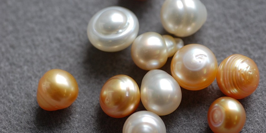 Things to buy in the Philippines include authentic Filipino pearls, prized for their luster and found in stunning handmade jewellery.
