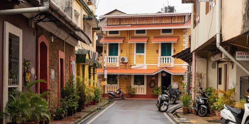 Street in Fontainhas in Panjim with vibrant buildings, one of the best places to visit in Goa in February.