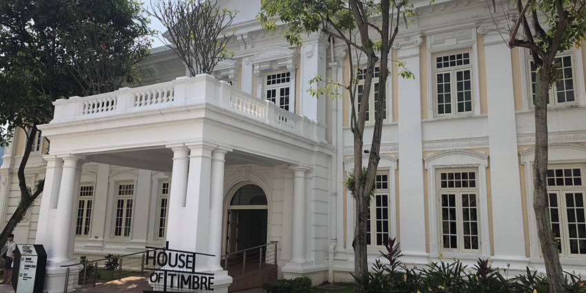 Colorful Chinese villa in Little India, Singapore with vibrant façade, pintu pagar carvings, and restored heritage architecture, one of the best monuments in Singapore.