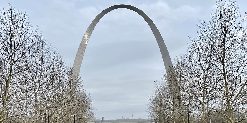 Gateway arch national park in st. Louis with green grass plains, one of the historical places in Missouri.