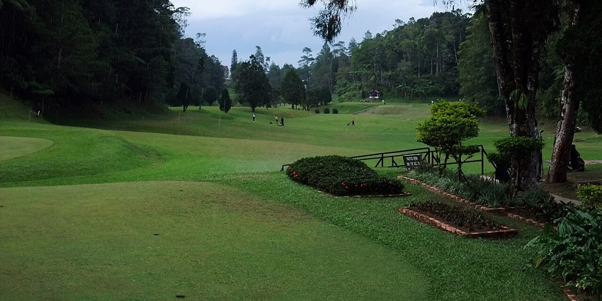 Golfers enjoy a scenic round on the verdant fairways of this colonial-era hilltop golf course.