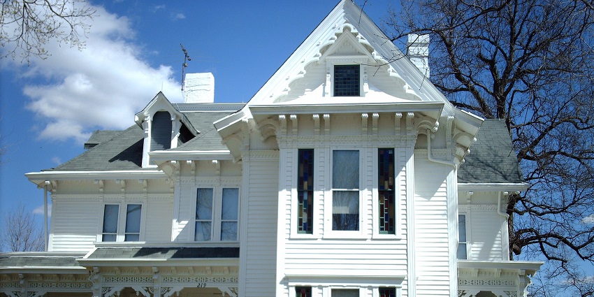 Harry S. Truman National Historic Site with white architectural building and small bushes