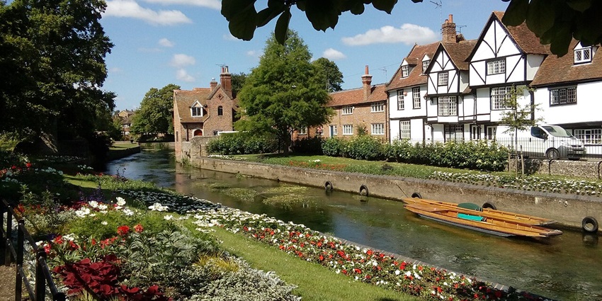 Admire the colourful flower beds and peaceful riverside views in picturesque Westgate Gardens.