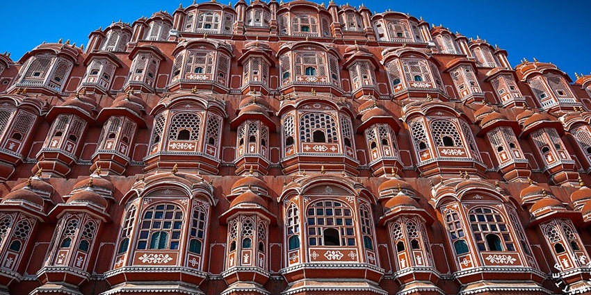 Iconic pink sandstone palace with hundreds of small windows, among the best places to visit in Jaipur in August.