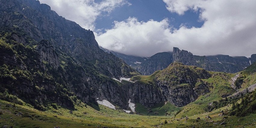 Hike through the dramatic peaks and rock formations of the Bucegi Mountains and enjoy marvellous views.