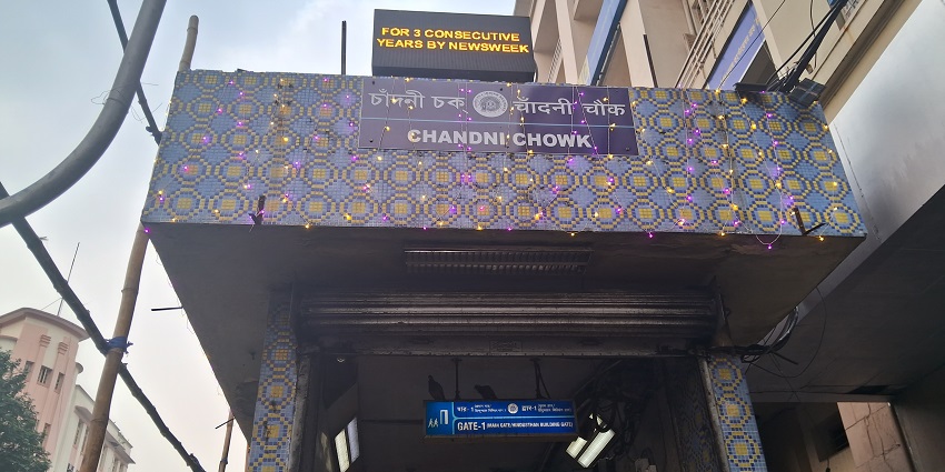 Reach Chandni Chowk via air, train, metro, or bus, well-connected from all major routes.