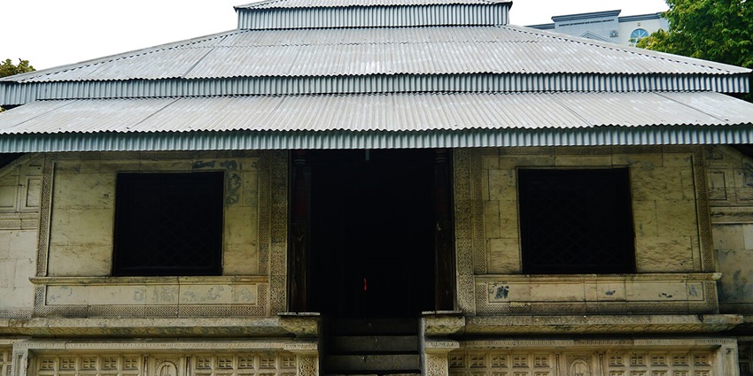 Hukuru Miskiy with the stairs leading to the mosque, traditional architecture and tin roof