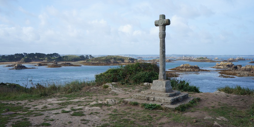 Pink granite rocks and blooming gardens on Brittany’s picturesque Île de Bréhat