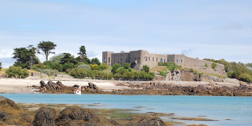 Tide-shaped islets and marine wildlife in the peaceful archipelago of Îles Chausey