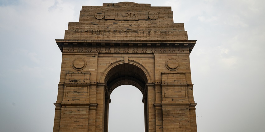 A mesmerising view of India Gate under a blue sky, one of the top places to visit in Delhi in April.