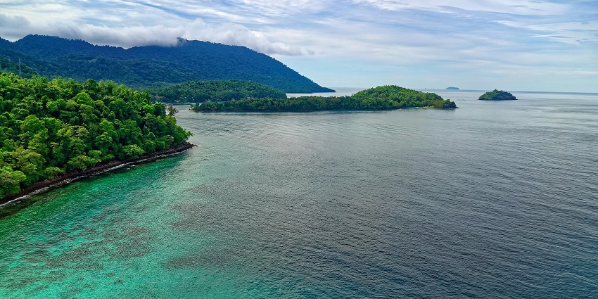 Twin-island cluster off Sri Lanka’s northwest coast, known for turquoise waters and post-conflict resettlement efforts.