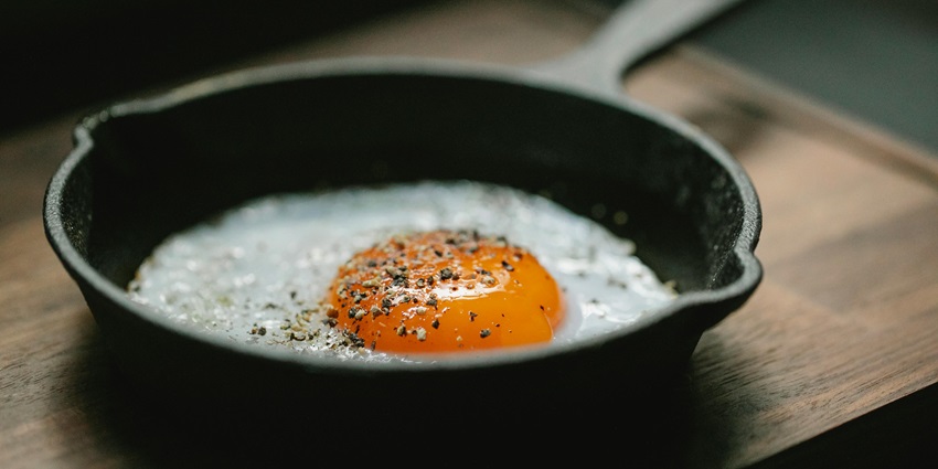 Try chewy and flavorful iron eggs, seasoned and repeatedly stewed, a famous delicacy from Tamsui, one of top things to buy in Taiwan.