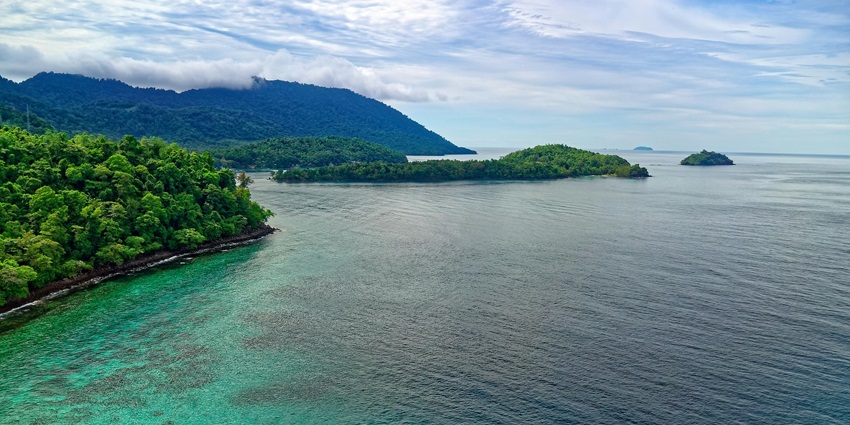 Visit the remains of historic settlements and admire lush scenery on Isla Caballo.