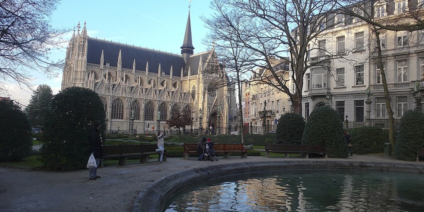 Jardin du Petit Sablon with Christian-Gothic architecture and people sitting on the benches, one of the hidden places Brussels.