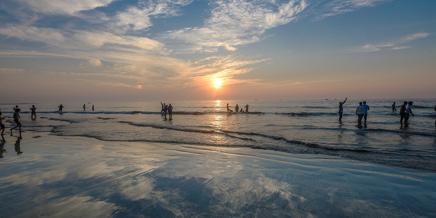 The serene shore of the Juhu beach is one of the places to visit in Mumbai in October