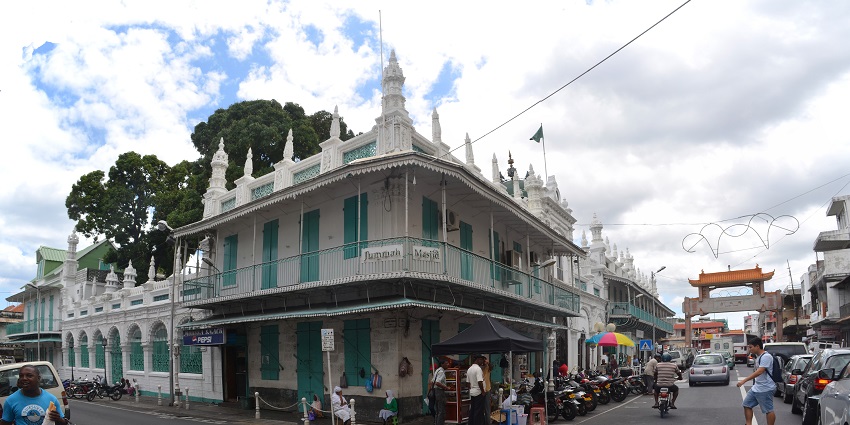 Outer view of Jummah Mosque, Port Louis, with white façade and main road in the foreground