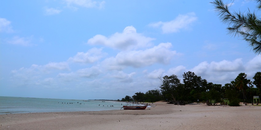 ferry rides take visitors to Karaitivu, known for its quiet beaches and friendly community