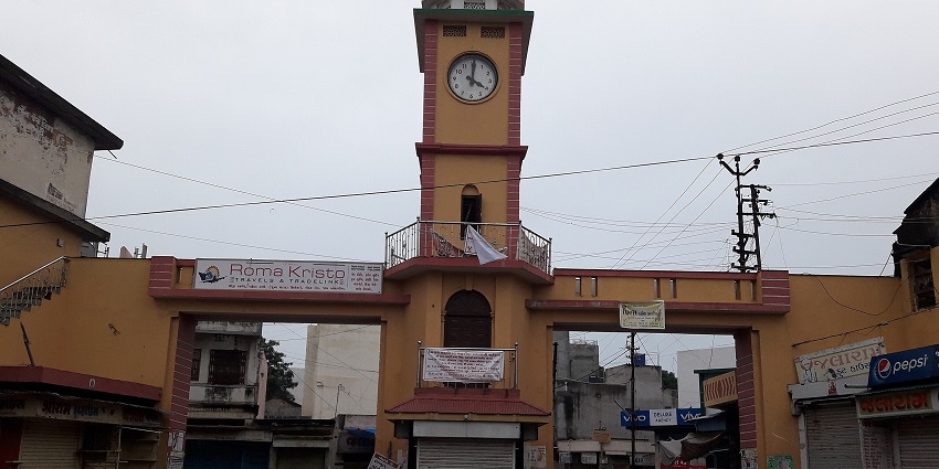 The clock tower in Khambhaliya stands as a landmark reflecting Saurashtra's rich heritage.