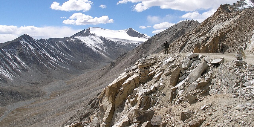 One of the world’s highest motorable passes, surrounded by snowy peaks.
