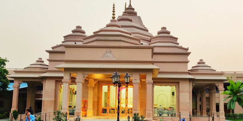 Peaceful ashram surrounded by greenery, a spiritual retreat among the top Places to Visit Near Surat Within 100 km.
